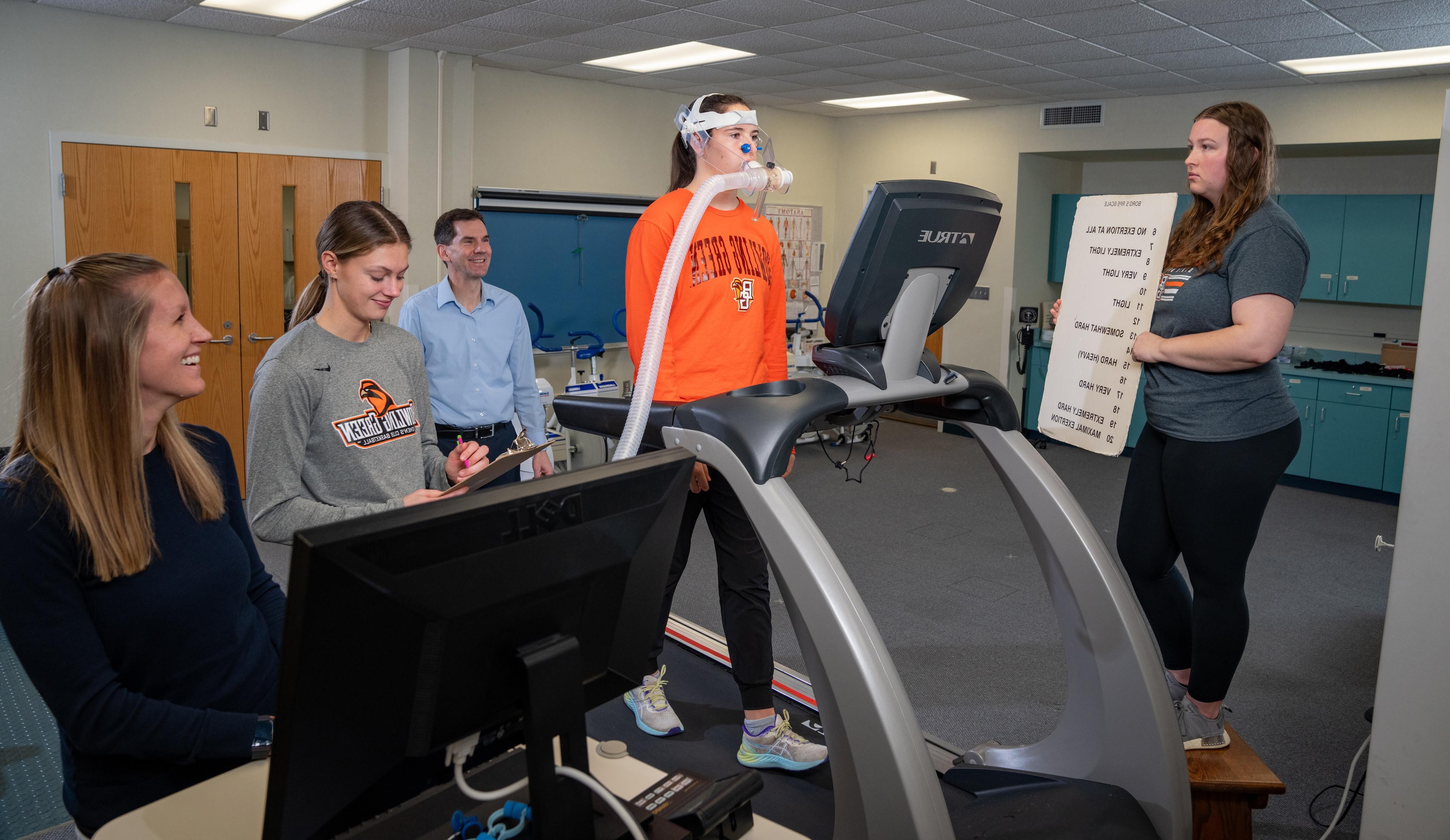 学生 in the BGSU master’s in kinesiology 程序 gather around a student running on a treadmill and measure his volume of oxygen consumption in the 运动生理学 lab on our Ohio campus.