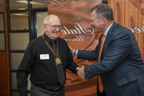 波士顿州立大学校长罗德尼·K. 罗杰斯与金猎鹰奖得主.